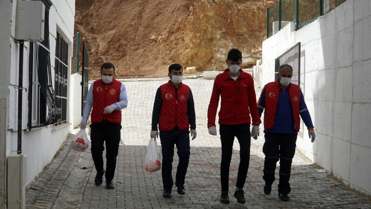 Sokağa çıkamayan Mehmet Amca'nın büryan siparişi