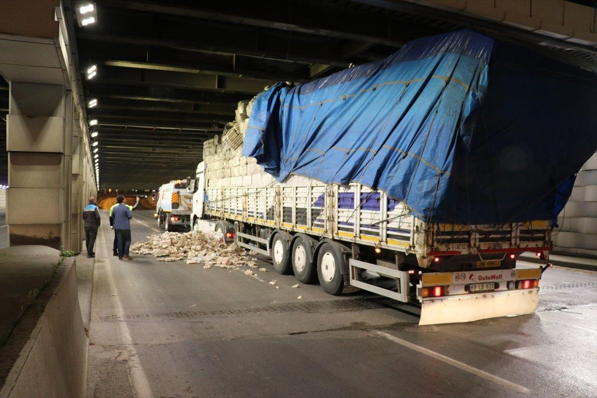 İzmir'de tır alt geçide sıkıştı