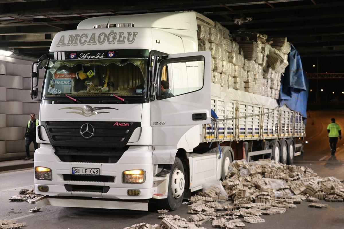 İzmir'de tır alt geçide sıkıştı