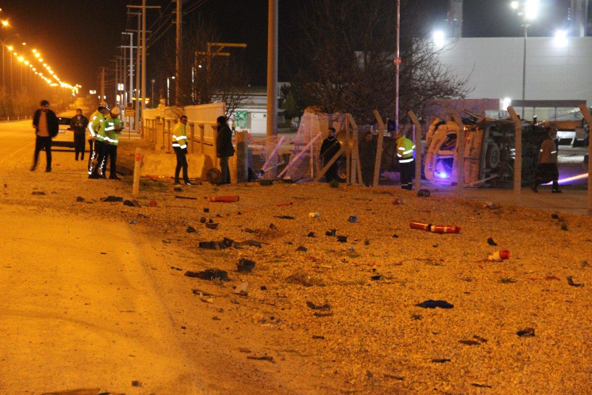 Karaman'da tekeri patlayan ambulans kaza yaptı