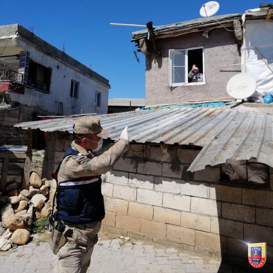 Yaşlı teyzenin, jandarma ile diyaloğu duygulandırdı