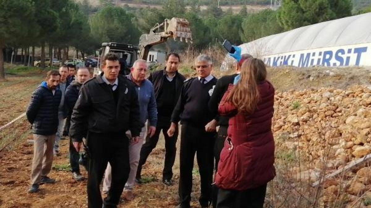 Kadın profesör kepçenin önüne yattı