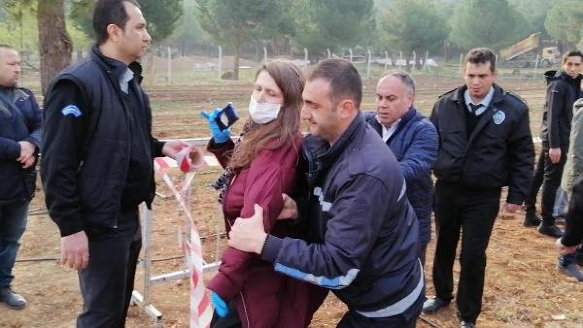 Kadın profesör kepçenin önüne yattı