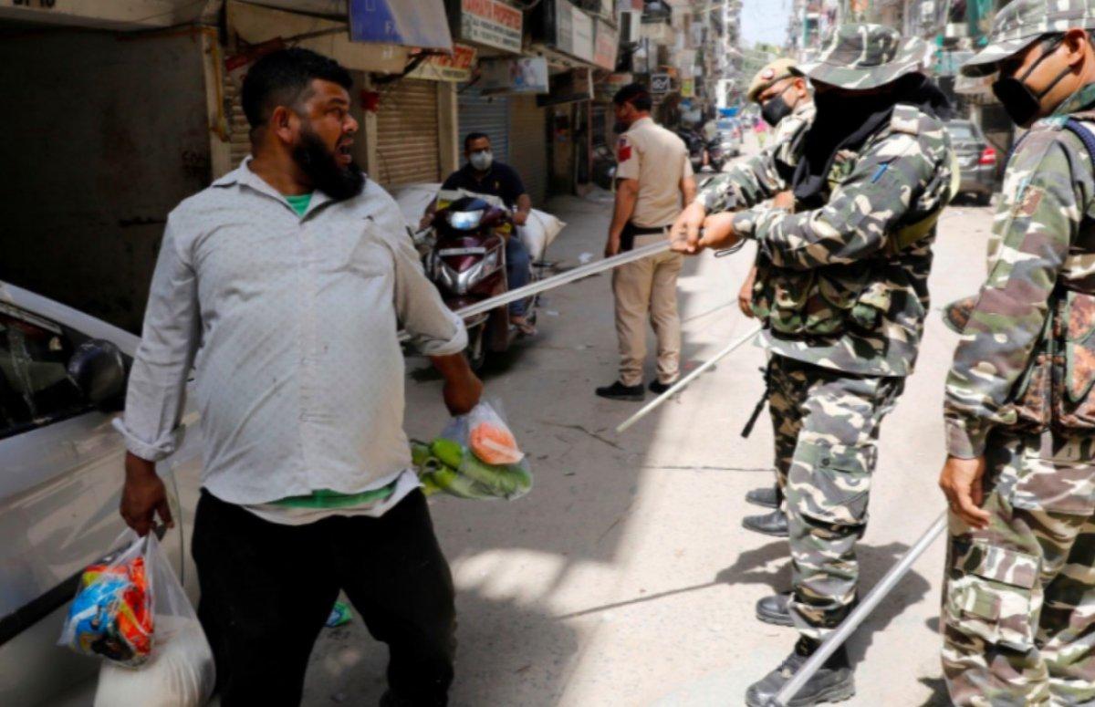 Hindistan'da yasağa uymayanlara polisin sert müdahalesi