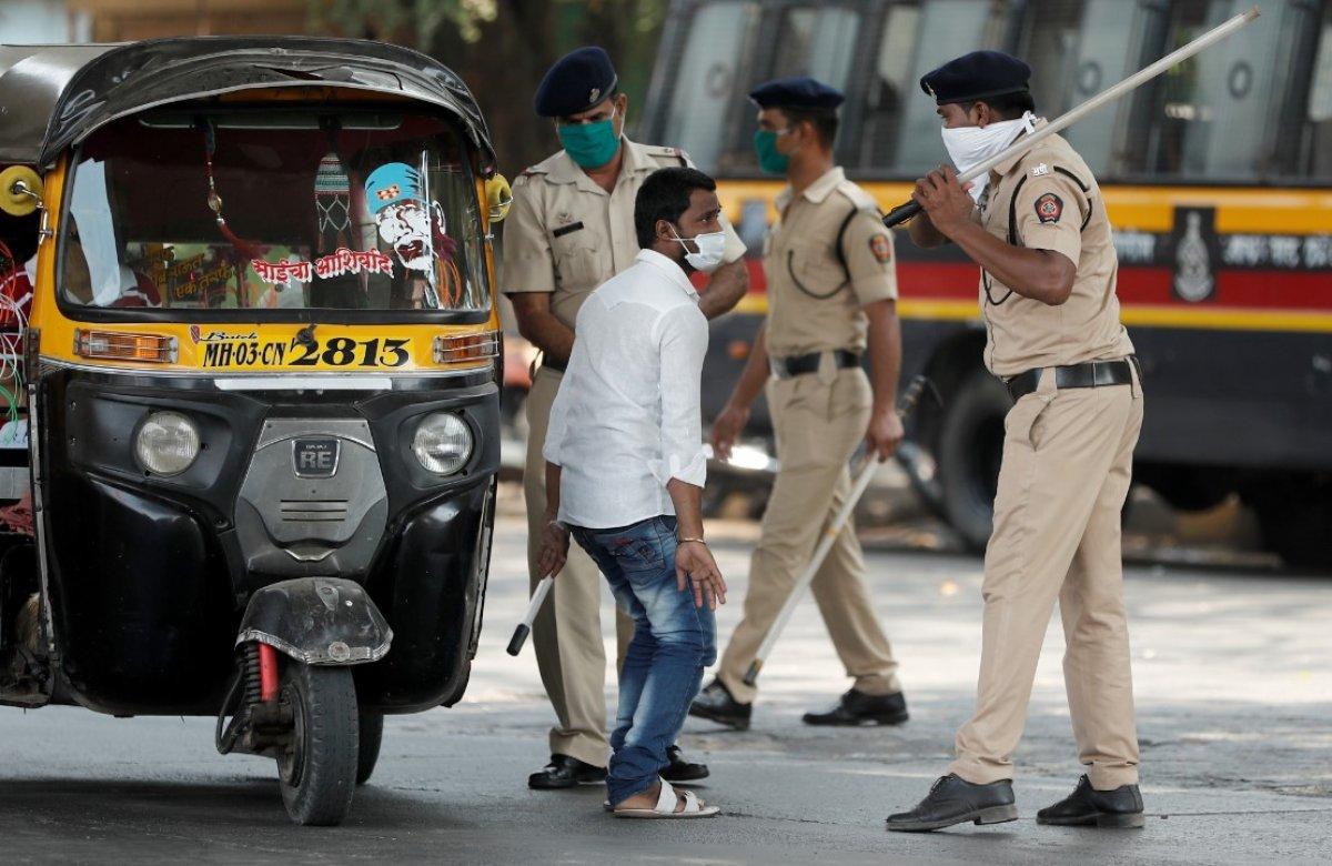 Hindistan'da yasağa uymayanlara polisin sert müdahalesi