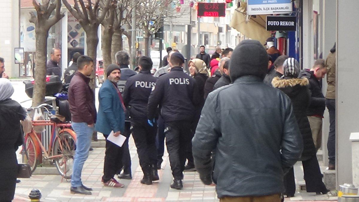 Bursa'da banka kuyruğu: Temas var, mesafe yok