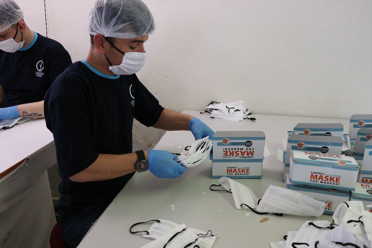 Niğde'de mahkumlar günlük 20 bin maske üretiyor
