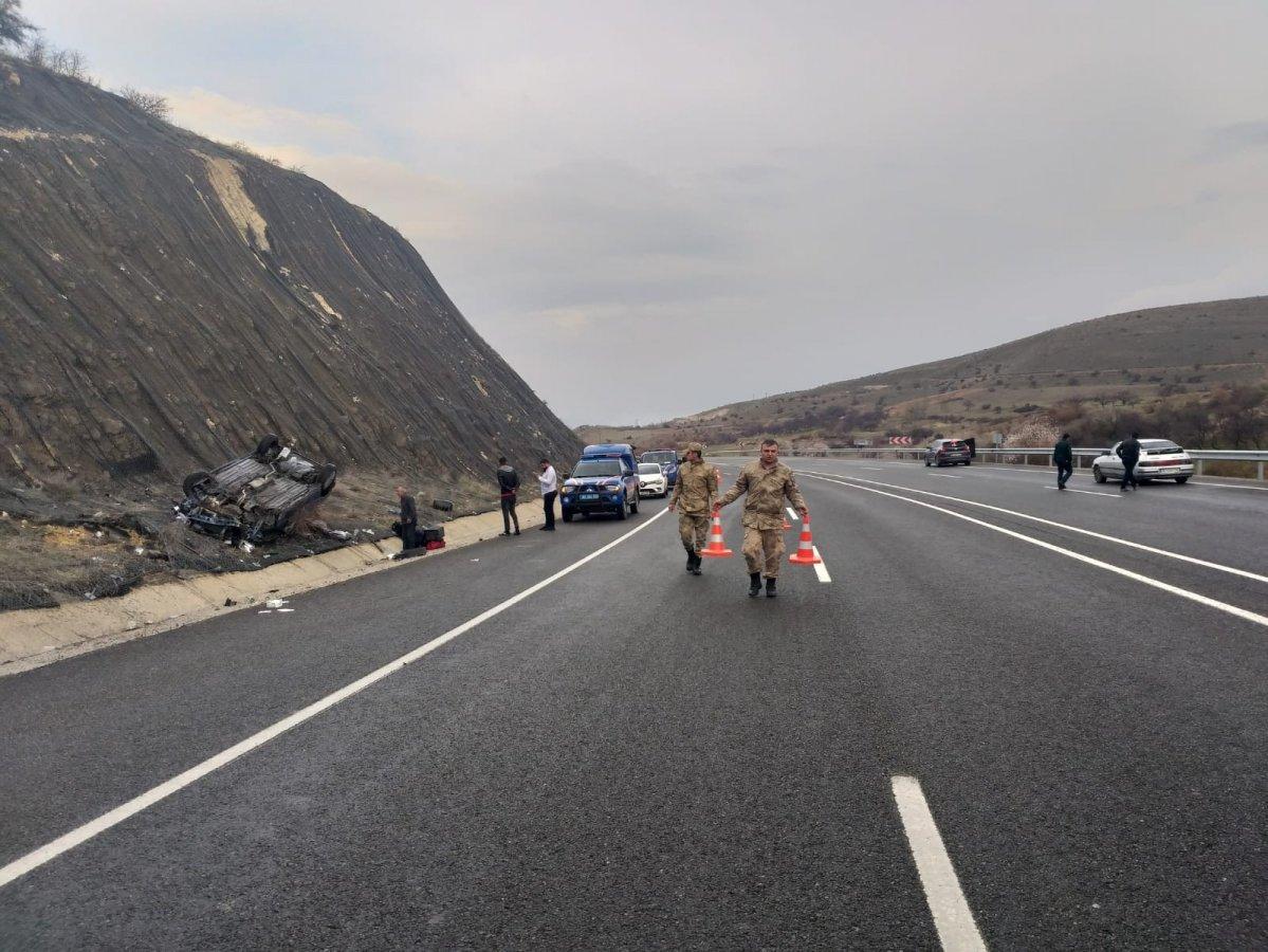 Malatya'da otomobil takla attı: 3 yaralı