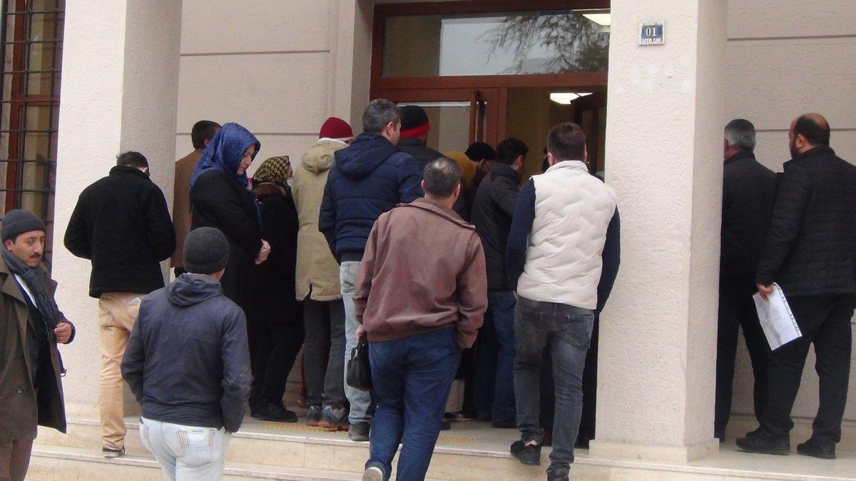 Bursa'da banka kuyruğu: Temas var, mesafe yok