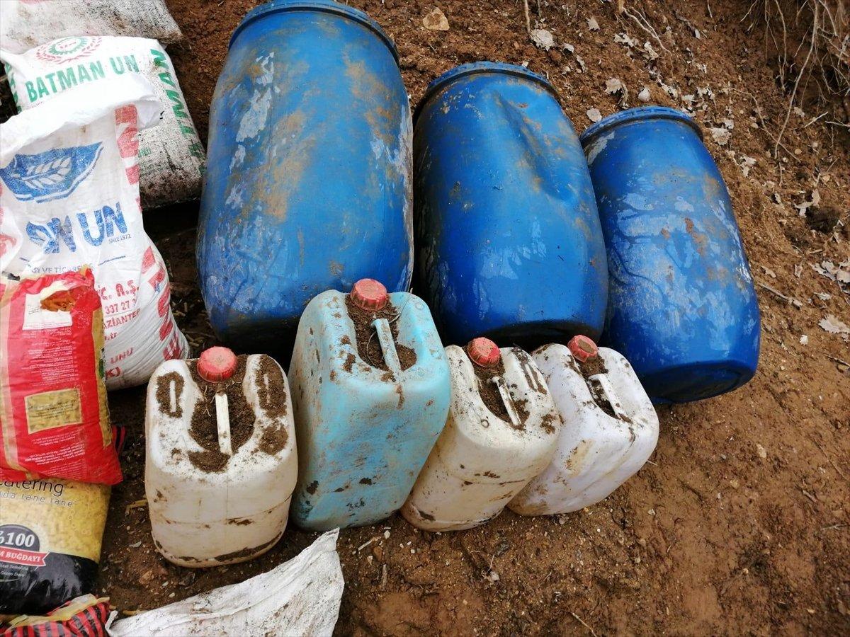 Bitlis'te teröristlere ait sığınaklar imha edildi