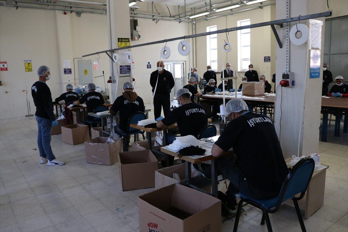 Niğde'de mahkumlar günlük 20 bin maske üretiyor