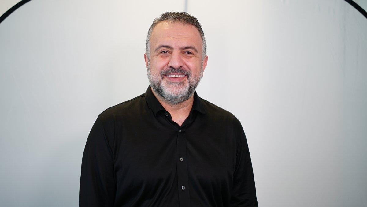 Bugün sosyal mesafeden Serdar Aslan ile söyleşiyoruz. Şu an bir firmada Genel Müdür statüsünde çalışan ve bununla birlikte hobi olarak Pazarlama & Satış ve Yönetim & Liderlik konularında işletmelere, derneklere ve okullara eğitimler veren Serdar Bey, sonunda birikimlerini bir kitapta toplamaya karar vermiş. Söyleyince Kızıyorlar, Serdar Bey’in samimi anlatımıyla su gibi akıp giden; ama bir yandan çok şey öğrendiğimiz bir kitap. Didaktik dilden uzak oluşu, altıncı baskıya gelişini göz önünde bulundurursak, en güzel yanı olmuş...  Dünyanın bize sınır çizdiği zor günlerden geçiyoruz. Evde kalmamız gereken karantina günlerinde böyle söyleşilere, hep kitaplardan bahsetmeye devam edeceğim. Şimdi Serdar Bey ile söyleşimizi aktarıyorum…  Keyifli okumalar…  #evdeyimokuyorum  Serdar Aslan ile kitabı Söyleyince Kızıyorlar üzerine konuştuk  EĞİTİMLERDE ANLATTIKLARIMIN KİTAPLA DAHA GENİŞ KİTLELERE YAYILMASINI İSTEDİM    - Serdar Bey, röportajlarıma hep aynı soru ile başlıyorum. Serdar Aslan kimdir? Kendi gözünden Serdar Aslan’ı nasıl anlatır?  48 yaşındayım; çalışma hayatına lisede öğrenciyken Kapalıçarşı’da tezgâhtarlık ile başladım. 30 yıldır çalışıyorum, bunun 10 yılı kurumsal olmayan firmalarda son 20 yılı da kurumsal firmalarda. Hem alaylı hem mektepli sayılırım. Galatasaray Lisesi, Bilkent, İstanbul Üniversitesi gibi ülkemin iyi okullarında okudum; son olarak Sabancı Üniversitesi’nde 2008 yılında İşletme Yüksek Lisans programından mezun oldum. Evliyim 2 oğlum var, 2 anadilimin dışında İngilizce ve Fransızcanın yanında orta derecede İtalyanca ve İspanyolca biliyorum. Halen Otomotiv Satış Sonrası pazarında parça tedariki yapan 176 yıllık geçmişe sahip bir aile şirketi olan Bilsteingroup’un Türkiye, Azerbaycan ve İran operasyonlarını yönetiyorum. 10 yıldır neredeyse her sene hedeflerin üstünde büyüyoruz. Çalışma arkadaşlarım ve ben işimizi çok seviyoruz, mutluyuz ve başarıyoruz. Bence bu en az satış yapıp kar etmek kadar önemli. Diğer yandan hobi olarak Pazarlama & Satış ve Yönetim & Liderlik konularında işletmelere, derneklere ve okullara eğitimler veriyorum  - Dolu dolu anlattınız gerçekten. Ve şimdi İş Yaşamı kategorisinde bir kitap yazdınız. Üstelik bu kez bir yöneticinin gözünden… İçeriği ile ilgili sorularım olacak; ancak önce yazma süreci ile ilgili konuşalım mı? Nasıldı?  İşin doğrusu kitap yazacağımı aileme ve çalışma arkadaşlarıma söyleyince hem şaşırıp gülümsediler hem de her hedefine ulaşan birisi olarak gerçekten de kitap yazıp yazamayacağımı merak ettiler. Ben bu meşakkatli işi beni zorlayıp yazılarımı denetleyecek bir editör yardımıyla ve bir arkeolog titizliğiyle yapmaya karar verdim. Arkeologlar da kazı yapacakları bölgeyi önce küçük karelere böler ve kazıdaki her kareyi dışardaki yere taşırlar, tüm kareler tamamlandığında kazı tamamlanmış olur.  Ben de 2 ana konuyu Kurumsallaşma, Pazarlama ve Yönetim konularını alt konulara bölüp yazmaya başladım. 8,5 ay sürdü.  - Yazmak nasıl hissettirdi?  İşin doğrusu bir iki yerde tıkanma yaşadım. Daha sonra yayınevimin editörü bu tıkanmaları fark etti ve düzeltti. Yazmak bana çok mutlu hissettirdi. İlk baskıyı matbaada elime aldığımda kendi çocuğumu kucağıma almışçasına mutlu oldum. Hatta ağladım : ) İnsanın mutluluktan ağlaması çok güzel bir duygudur.  - Kurumsallaşma, satış pazarlama, yönetim ve liderlik şeklinde üç bölüme ayırmışsınız kitabınızı. Böyle bir kitap yazma ihtiyacı nasıl doğdu?  Ben, şirketlerin büyümesindeki en büyük engelin bu üç ana konu olduğunu ve firma sahipleri veya üst yöneticilerinin kişisel yanlışları sebebiyle firmaların başarısız olduğunu ve bunun tüm çalışanları olumsuz etkilediğini düşünüyorum. Eğitimlerde bunu zaten anlatıyordum şimdi kitapla daha geniş kitlelere yayılmasını istedim. İhtiyaç böyle doğdu. İyi ve kötü yönetimin ne olduğu hakkında farkındalık oluşturmak istedim.  - Daha çok şeyden de bahsetmeliydim dediniz mi?  Bahsetmek istediğim tüm konulara değindim belki daha fazla yaşanmış örnek verebilirdim; ama bu seferde kitap sıkıcı olur diye çekindim.  Serdar Aslan ile kitabı Söyleyince Kızıyorlar üzerine konuştuk  SÖYLEYİNCE KIZANLAR, DEĞİŞİŞMİ GÖRÜP DEĞİŞMEK İSTEMEYENLER    - Kim bu söyleyince kızanlar? Neye, neden kızıyorlar? Siz ne kadar cesur söylemlerde bulunuyorsunuz?  Yanlış davranışları yüzünden işletmeleri görece başarısız yapan patronlar, işverenler, genel müdürler ve yöneticiler kızıyorlar. Değişimi görüp değişmek istemeyenler. Egolarına, tutum ve davranış yanlışlarına değindiğim için kızıyorlar. Kendilerine göre haklı olabilirler; ama ben doğru bildiğimi söylemekten hem de yaşanmış deneyimlerle bunu anlatmaktan geri durmayacağım. Hem de bir işveren olarak bunu yapacağım. Çünkü birilerinin bu yönetim yanlışlarını dile getirmesi lazım.  - Peki bu kitabın derdi ne? Aslında ne anlatmak istiyor? Bu kitap kimlerin işine yarayacak?  Bu kitabın derdi işveren ve üst düzey yöneticiden başlayarak doğru davranışı sağlamak sonra mutlu çalışanı ve mutlu müşteriyi oluşturmak. Tüm bunlar oluştuğunda şirketin gelişmesi büyümesi kaçınılmaz olur. Hem de mutlu bir ortamda bunun yakalanmasından daha güzel ne olabilir ki.  - Didaktik bir dilden uzakta, sohbet eder gibi samimi bir anlatımla yazmışsınız. Bu bilinçli bir adım mıydı? Nasıl tepkiler aldınız?  Bence kitabın 6. Baskıyı bitirip çok fazla beğenilmesinin en büyük sebebi çok kolay okunması. Türkiye’de maalesef insanlar kitap okumuyor, ben bir adım daha ileriye gidip bence “Kitap okumuş gözükmeyi tercih ediyor.” diyeceğim; ama kitabı eline alıp okumuyor. Çok iyi tepkiler aldım, kitabı alıp okuyanlar 2-3 günde bitirdiklerini ve çok şey öğrendiklerini söylüyor. Bu da beni çok mutlu ediyor.    KURUMSALLAŞMANIN ÖNÜNDEKİ EN BÜYÜK ENGEL, PATRON VE GENEL MÜDÜRLERİN ‘BEN BİLİYORUM’ EGOSU   - Kurumsallaşma, bizim ülkemizde, iş dünyamızda ne kadar olması gerektiği gibi? Sizce buradaki en büyük sorun ne? Söyleyince kızacakları şeylerle cevabı dinleyelim mi sizden : )  Kurumsallaşmanın önündeki en büyük engel patronların ve genel müdürlerin her konuyu “Ben biliyorum!” edasıyla egolu davranmaları. Güçlerini gerekli gereksiz her yerde göstermeye çalışmaları. Ego elbette belirli limitlerde olursa zararı yok ama “ortak akıl” denen olgunun önüne geçerse, işte o zaman zararlı olur.  - Ortak akıl nedir?  Ortak akıl, patronun bir başkasının fikir ve tavsiyesini mantıklı bulduğu yerde uygulama erdemidir. Ve maalesef bu erdem pek çok patronda yok, genelde işletmelerde yüksek egolu yöneticiler ve patronlar mevcut. Ego, güce ihtiyaç duyulmadığı yerlerde o gücün dışarıya gösterilmesidir. Yani patron kararına veya imzasına ihtiyaç duyulmadığı yerde bile patronluğunu göstermeye çalışıyorsa yüksek egoludur.  - Kurumsallaşma bölümünde şu başlık ilgimi çekti: Masrafla Maliyet Birbirinden Farklıdır. Bunu konuşalım mı?  Maliyet, dış algınızı düşürmemek için yapmanız gereken harcamadır, kısmanız durumunda algınız olumsuz etkilenir. Masraf ise, kısmanız durumunda algınızı değiştirmeyen harcama kalemleridir.  - Örnekleyelim mi burayı?  Örneğin şık bir plazanın şık bir ofisinde yapacağınız işi aynı donanımlarla kenar mahallelerde bir bodrum katında veya bir iş hanında da yapabilirsiniz ve belki de 3/1 kira ödersiniz; ama algınızı son derece olumuz etkiler. Dolaylı olarak uzun vadede zarar görürsünüz.  - Sosyal medyanın yaşamımız üzerinde her alanda etkisi çok. Peki pazarlamaya, alışverişe, iş yaşamına etkisi nedir sizce?  Bence pazarlama ve alışveriş alışkanlıkları anlamında son derece etkili olmaya başladı. Sosyal medyayı kişi ve kurumların “self-marketing” mecrası olarak da görebiliriz; ancak dengeli kullanmak da önemli bir konu. Çok özel paylaşımlar ve çok sık paylaşımlar sanılanın aksine insanlar üzerinde olumsuz etki yapabiliyor. Özel paylaşım genel paylaşıma dönüştüğü zaman tadı ve etkisi kayboluyor bence.  - Peki reklam sloganları aslında ne anlatır, biz ne anlarız? Örnekle anlatır mısınız?  Reklam sloganları, “less is more” (Daha azı, daha çoktur). Dolayısıyla en az kelime kullanarak sizi en çok ve en doğru anlatan sloganı bulmanız gerekir. Ve bunun müşteri adayını ikna etmesi de gerekir. Bu çok kolay değil; ama piyasada güzel örnekleri var. Benim en çok beğendiğim bir klima markasının “Her klima serinletir; ama Daikin doğru hava verir “ veya Omo markasının meşhur “Kirlenmek güzeldir” sloganı çok şey anlatır. Kirletmeyi dert olmaktan çıkarıp kirlenmek güzeldir ile anlatacak kadar iyi bence.     BEN TAM OLARAK LİDER RUHUYLA İŞ YAPIYORUM     - Şu klişe sorunun cevabını sizden de almak isterim: Lider ve yönetici arasındaki fark nedir? İş yaşamının sağlıklı bir şekilde ilerlemesi için lider mi olunmalı, yönetici mi? Siz iş yaşamınızda hangisisiniz?  Yönetici, işini doğru yapmaya çalışandır. Lider ise, doğru işi veya işleri yapmaya çalışan kişidir. Yöneticilik yaparken, işinizi (size verilen veya karar verdiğiniz işi)  doğru yapmaya çalışırken yapacağınız olası hataların maliyeti görece daha az olur. Ama doğru işleri yapmaya karar verirken yapacağınız hatanın olası zararı çok büyük olur. Özetle yanlış iş yapmamalısınız. Bu nedenle liderler fiziksel olarak hiçbir iş yapmamalı, kafaları ayrıntılarla operasyon ile meşgul olmamalıdır ki geleceğe yönelik işlere karar verebilecek boş zamanı olsun. Ekip bugünü yaşarken lider 3-5 yıl sonrasının planını yapabilmeli. Bunun için de boş zaman ve gereksiz ayrıntıyla uğraşmayan bir kafa gerekir. Ben tam olarak “lider” ruhuyla iş yapıyorum. Hep doğru işleri yaptım, bunun için cesur ve basiretli oldum ve ekibimle beraber hep başardım.  - İş dünyasında “iyi çalışan”ın sizce tanımı nedir? Bir kişi hangi koşulda iyi çalışan olur?  Ben bu soruya şu şekilde cevap vermek isterim. İyi çalışan olmak için önce iyi insan olmalısınız diye düşünüyorum. Diğer yandan şirkete ekip arkadaşı alırken baktığım üç temel kıstas var.  İşi sahiplenerek yapabiliyor olması, kendi işiymiş gibi çalışması Ekip arkadaşlarıyla uyumlu olması ve gerektiği durumlarda iş seçmemesi Öğrenmeye, kendini geliştirmeye istekli olması. Diploma deneyim ve yabancı dil bunlardan sonra geliyor. Şayet bu üç kıstas varsa kişinin kendini, işini ve dolayısıyla şirketi geliştirmemesi mümkün değildir. Çalışanın motivasyonundan işyeri sorumludur; ama performansından kendisi sorumludur. Gerekli performansı göstermesi için yeterli motivasyonu sağlanmış ve çalışan da buna olumlu cevap vermişse, bence iyi çalışan olur.  : Teşekkür ederim.  Serdar Aslan: Teşekkür ederim.