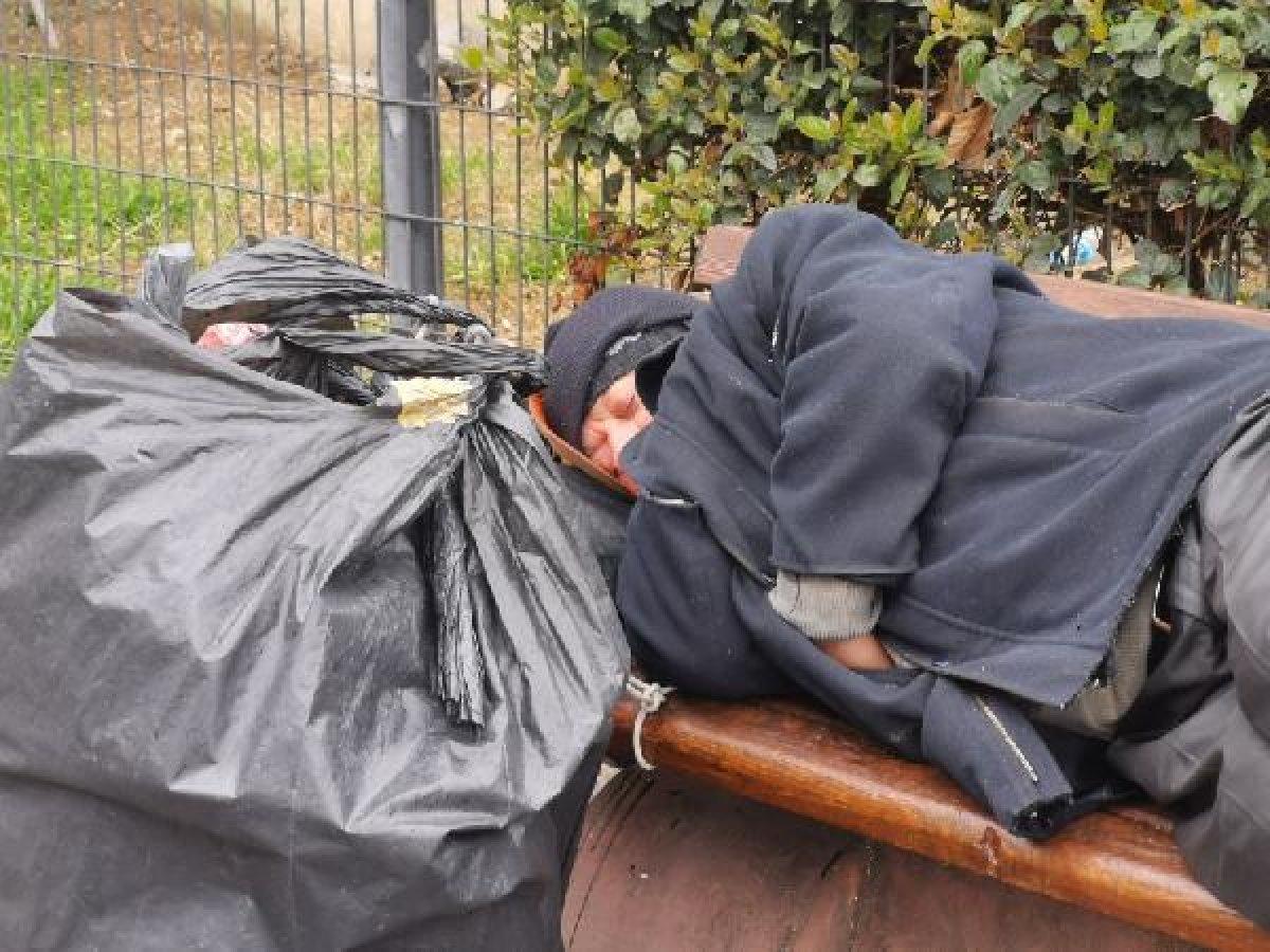 İstanbul sokaklarında evsizlerin koronavirüs tedirginliği