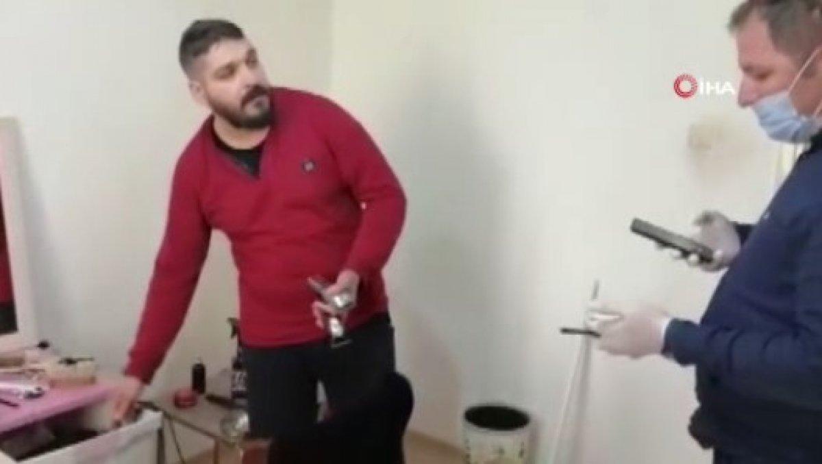 Evinde tıraş yapan Suriyeli berbere ceza