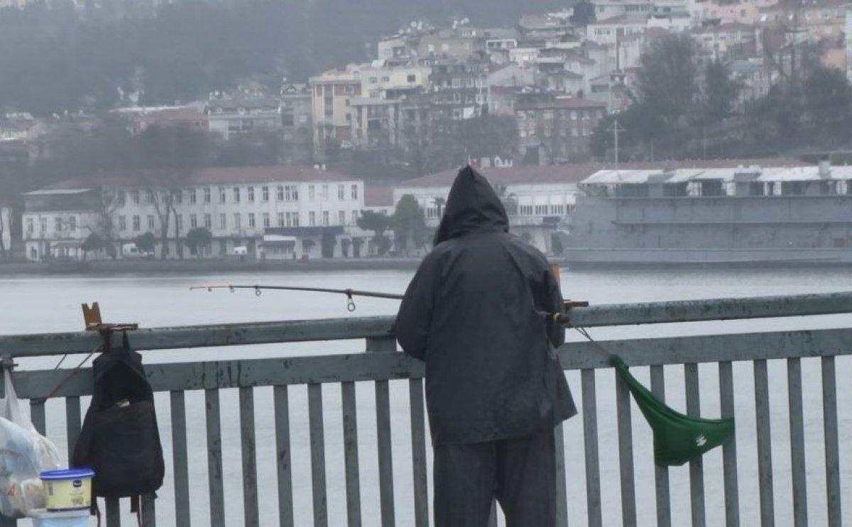 Unkapanı Köprüsü’nün son olta balıkçısı kamerada