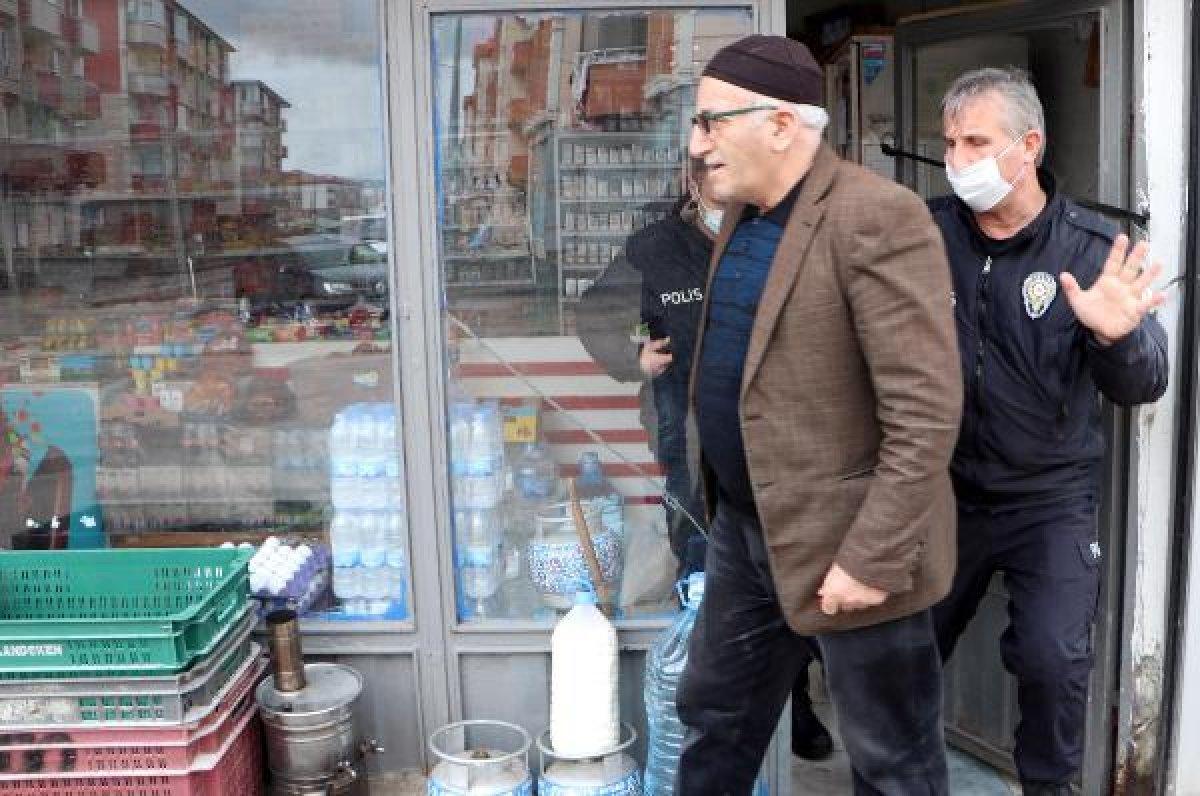 66 yaşındaki yaşlı adamı polis bakkaldan alıp, eve götürdü