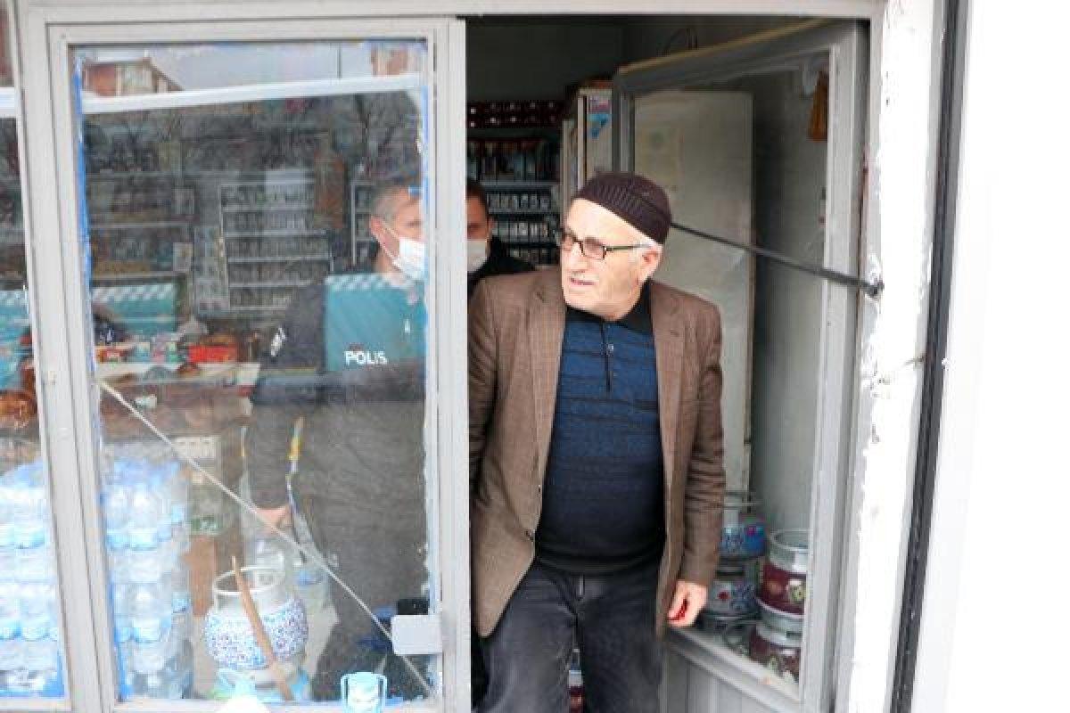 66 yaşındaki yaşlı adamı polis bakkaldan alıp, eve götürdü
