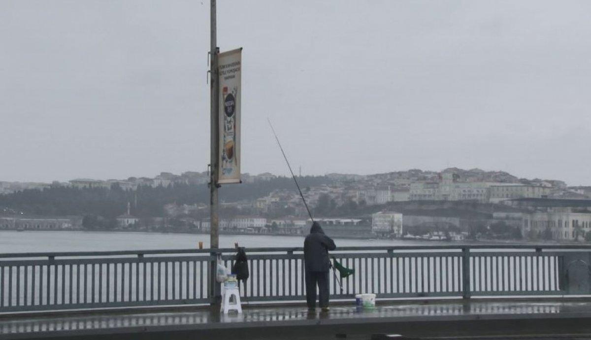 Unkapanı Köprüsü’nün son olta balıkçısı kamerada