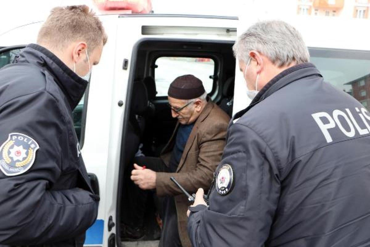 66 yaşındaki yaşlı adamı polis bakkaldan alıp, eve götürdü
