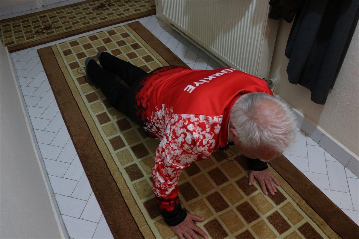 Efsane atlet İsmail Akçay, evinde spora devam ediyor