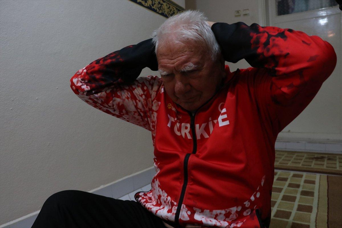 Efsane atlet İsmail Akçay, evinde spora devam ediyor