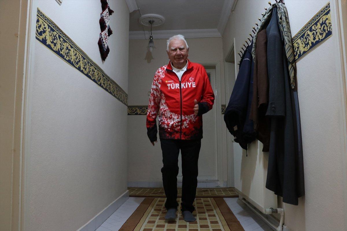 Efsane atlet İsmail Akçay, evinde spora devam ediyor
