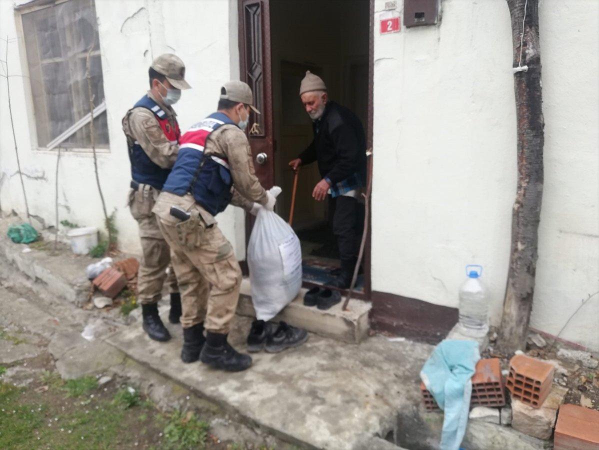 Mehmetçik yaşlı adamın tarlasını sürdü