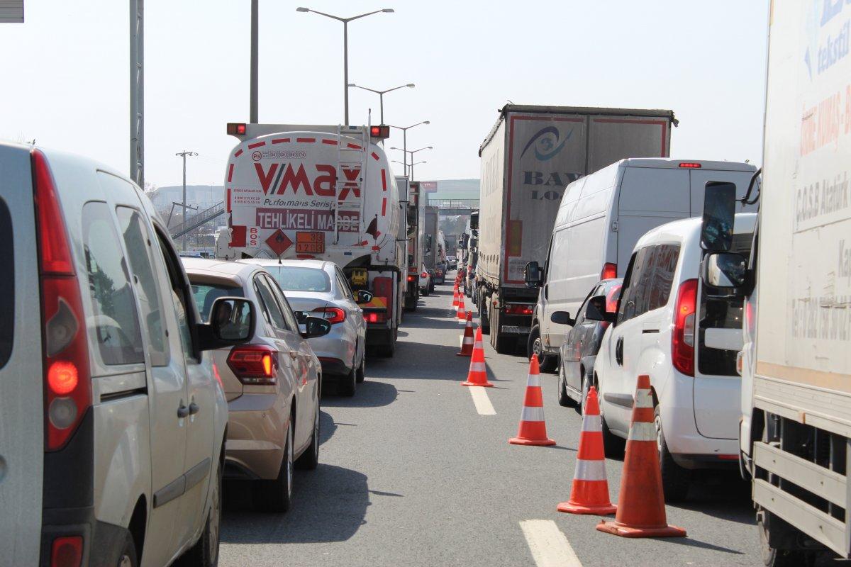 Silivri D-100 karayolunda oluşan kilometrelerce kuyruk