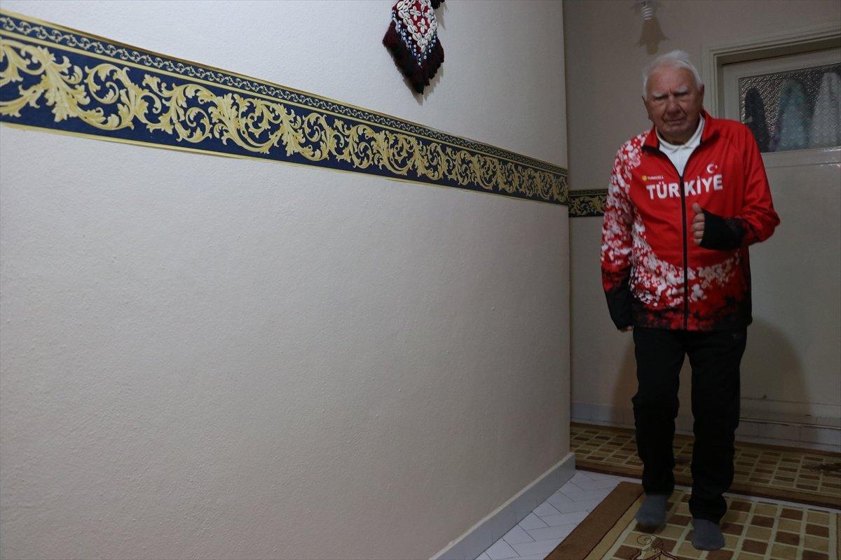 Efsane atlet İsmail Akçay, evinde spora devam ediyor