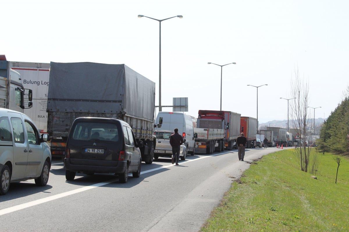 Silivri D-100 karayolunda oluşan kilometrelerce kuyruk