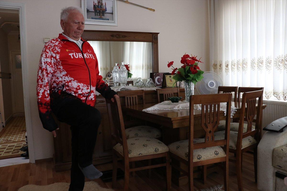 Efsane atlet İsmail Akçay, evinde spora devam ediyor