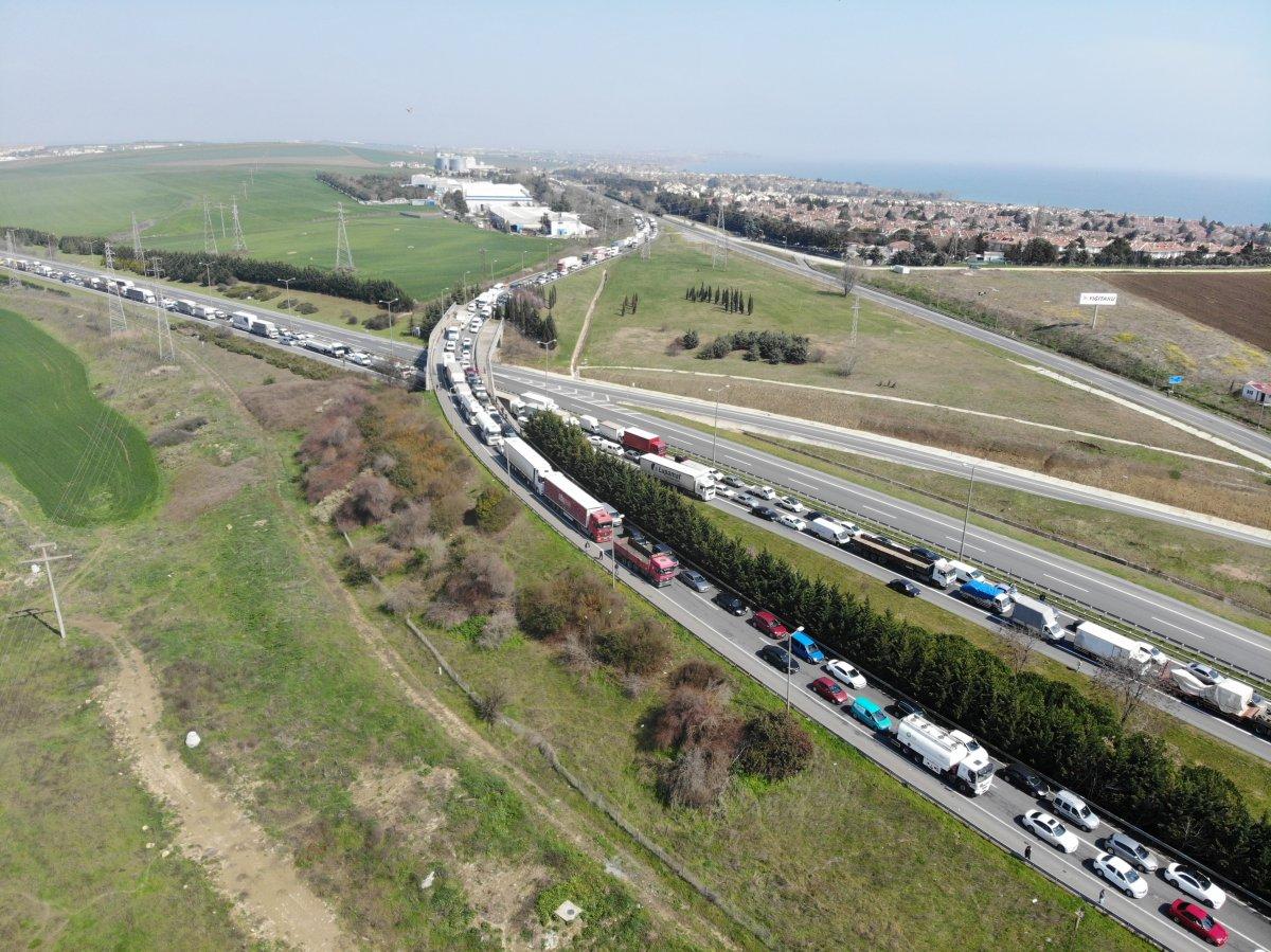 Silivri D-100 karayolunda oluşan kilometrelerce kuyruk
