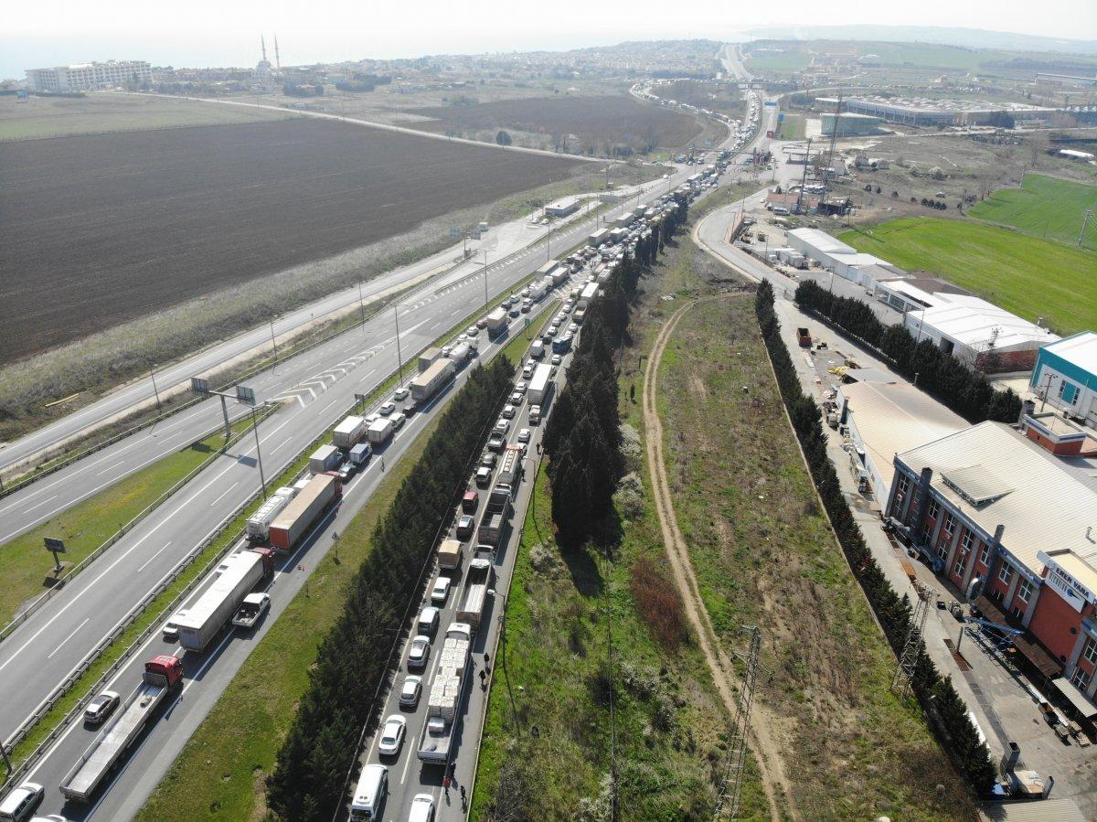 Silivri D-100 karayolunda oluşan kilometrelerce kuyruk