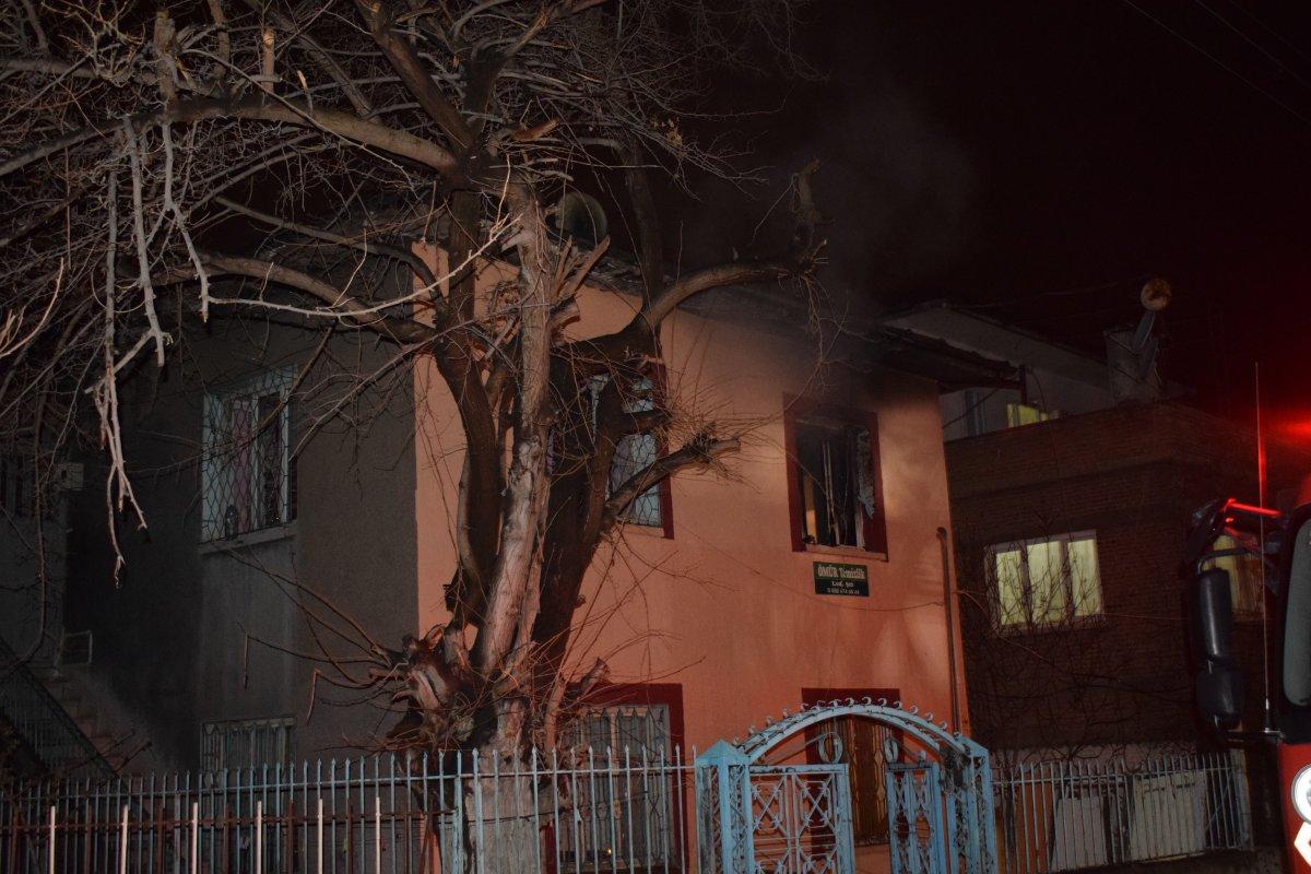 Babasına kızıp evi ateşe verdi