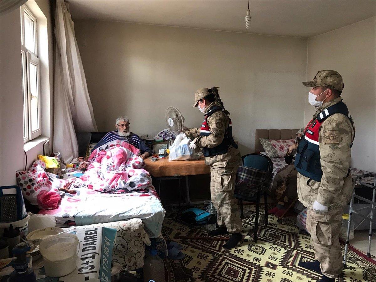 Mehmetçik yaşlı adamın tarlasını sürdü