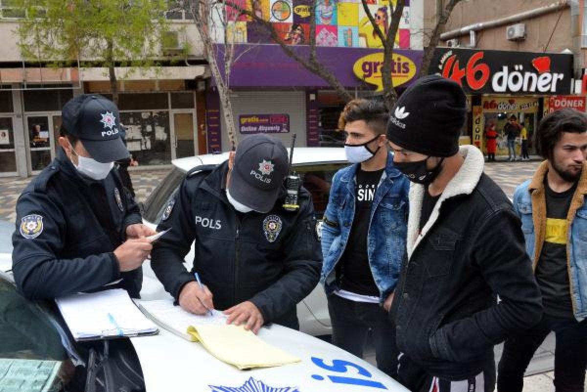 Banka oturdu, cezayı yazan polisi kameraya aldı