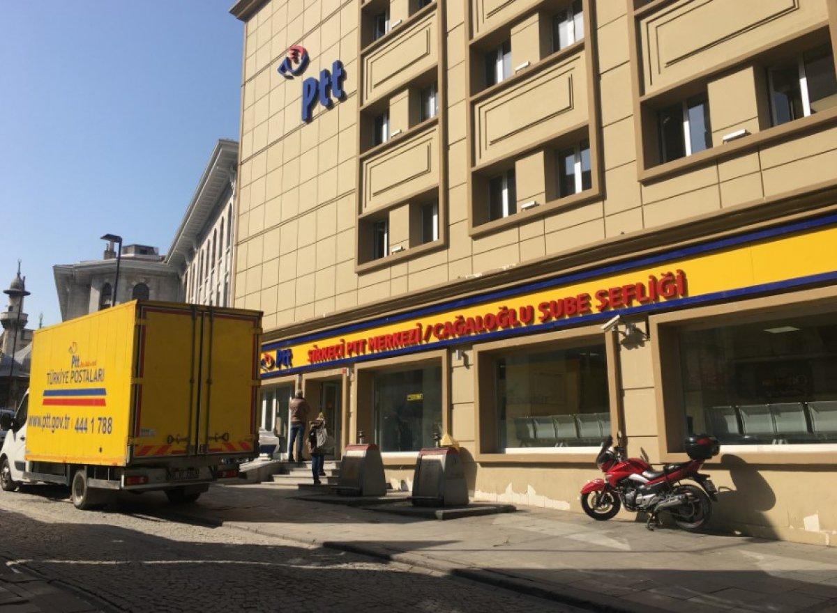 İstanbul'da postanede olay çıkaran adam kamerada