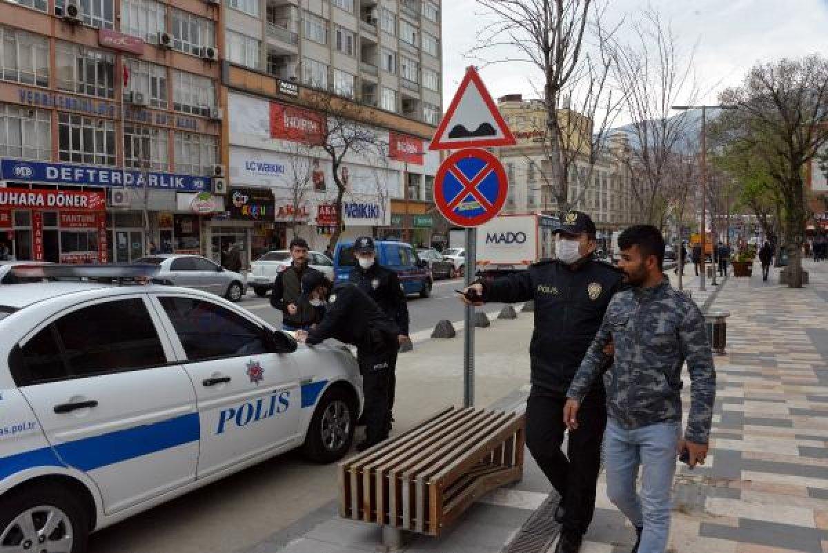 Banka oturdu, cezayı yazan polisi kameraya aldı