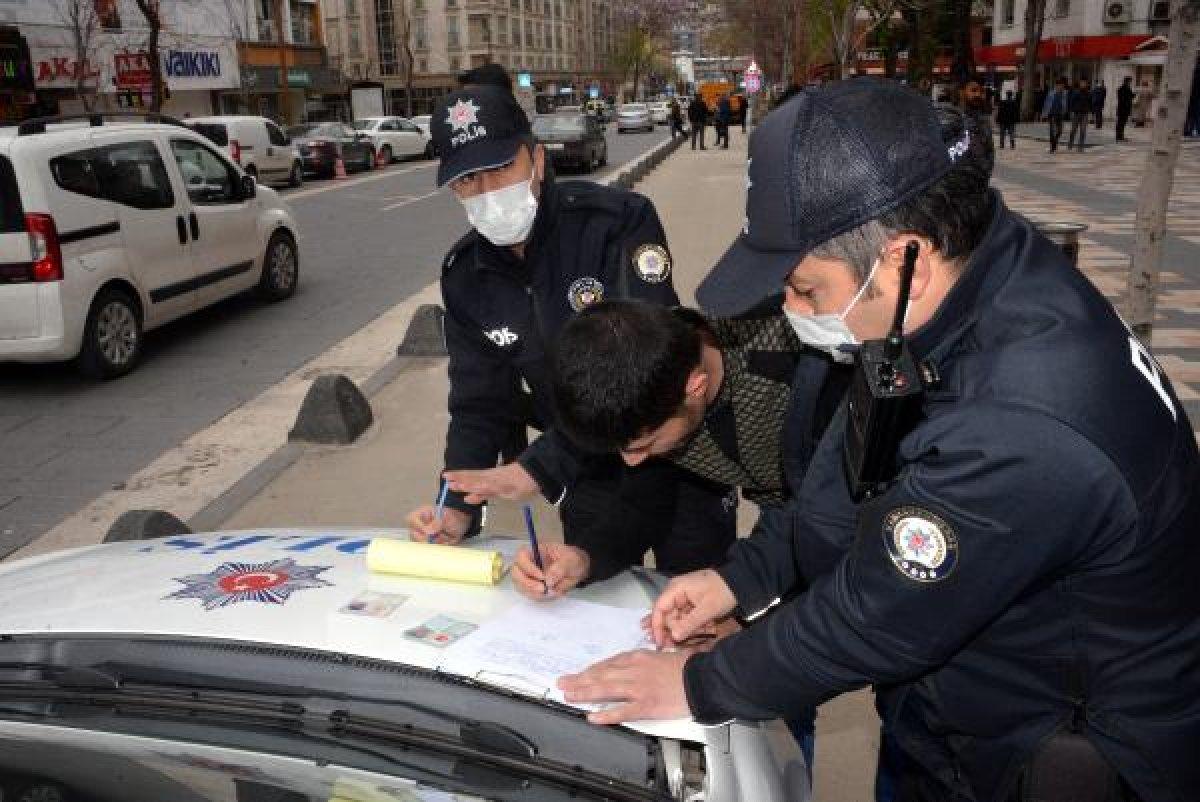 Banka oturdu, cezayı yazan polisi kameraya aldı