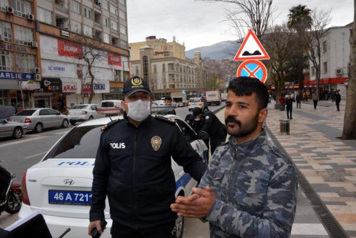 Banka oturdu, cezayı yazan polisi kameraya aldı