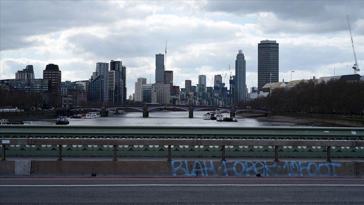 İngiltere'de koronavirüsten ölenlerin sayısı 2 bin 352 oldu