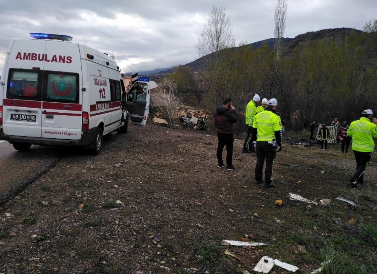 Sivas'ta otomobil dereye uçtu: 4 ölü