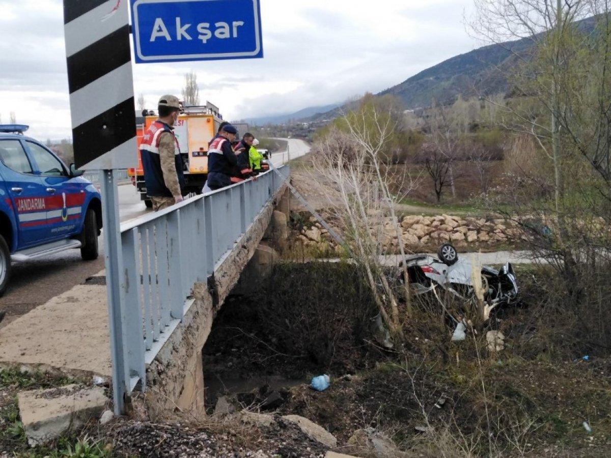 Sivas'ta otomobil dereye uçtu: 4 ölü