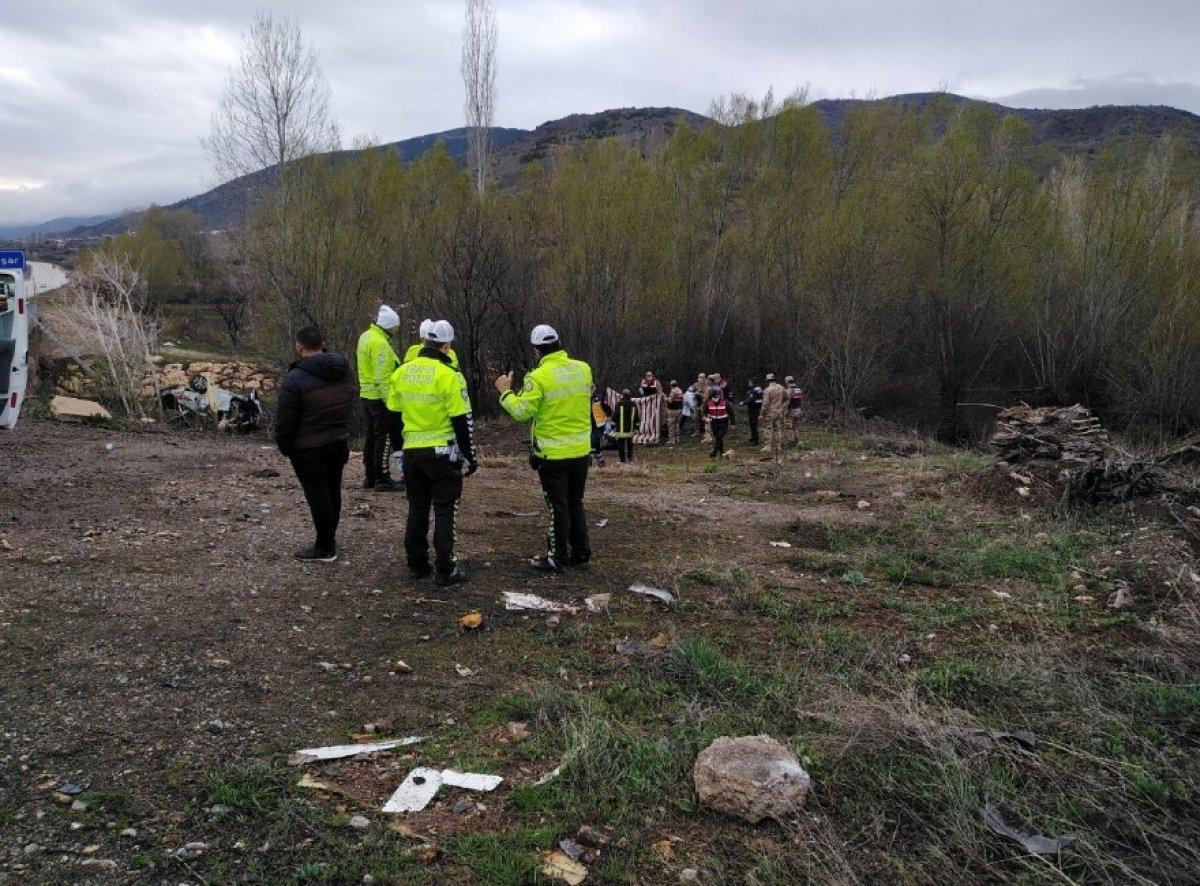 Sivas'ta otomobil dereye uçtu: 4 ölü