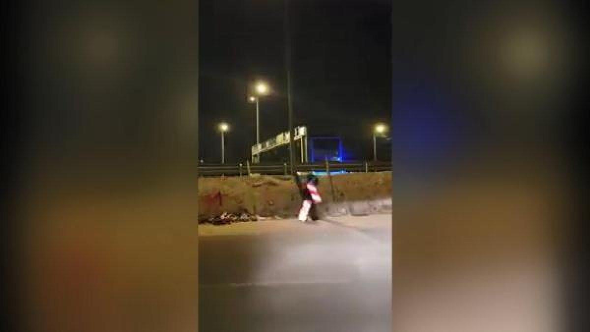 Yunanistan'da levha kılığına girerek sokağa çıktı