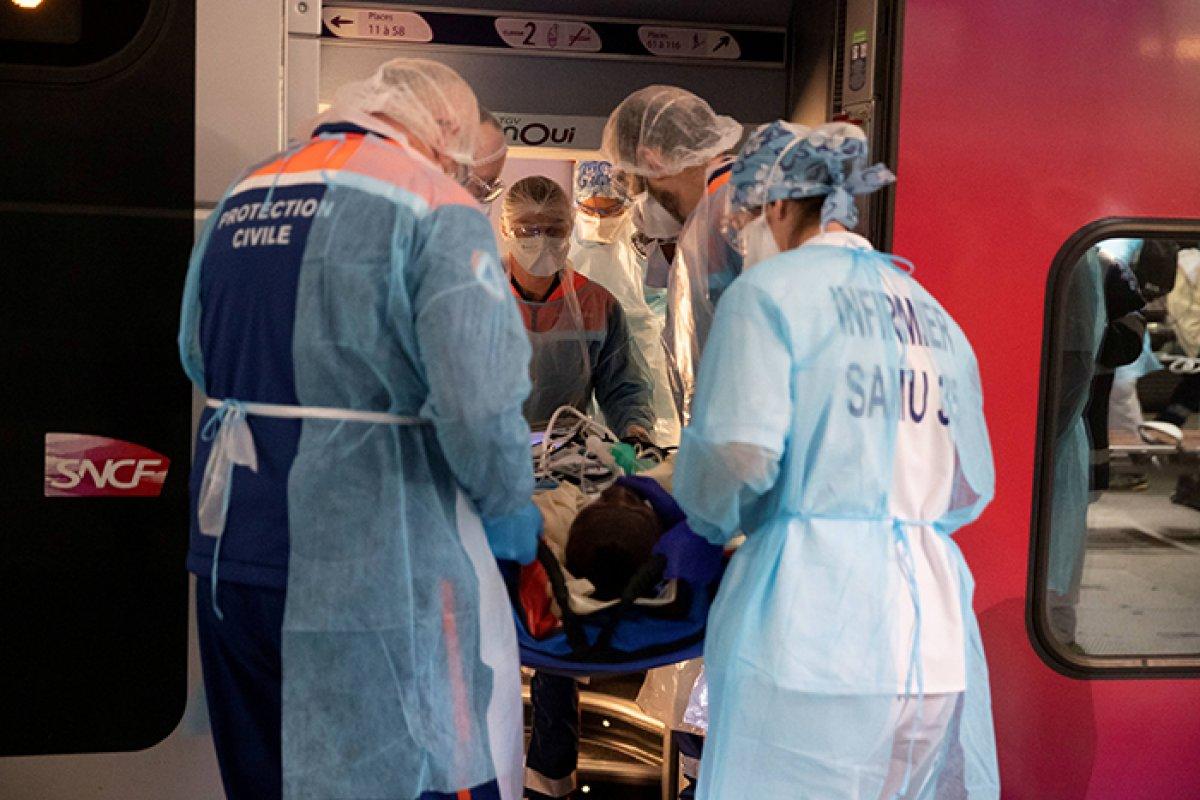 Fransa'da koronavirüs hastaları trenle sevk edildi