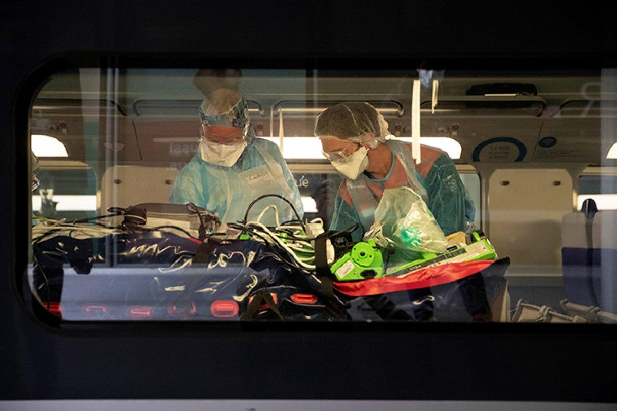 Fransa'da koronavirüs hastaları trenle sevk edildi