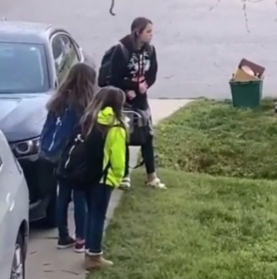 ABD'de kızlarına okul açıldı şakası yapan baba