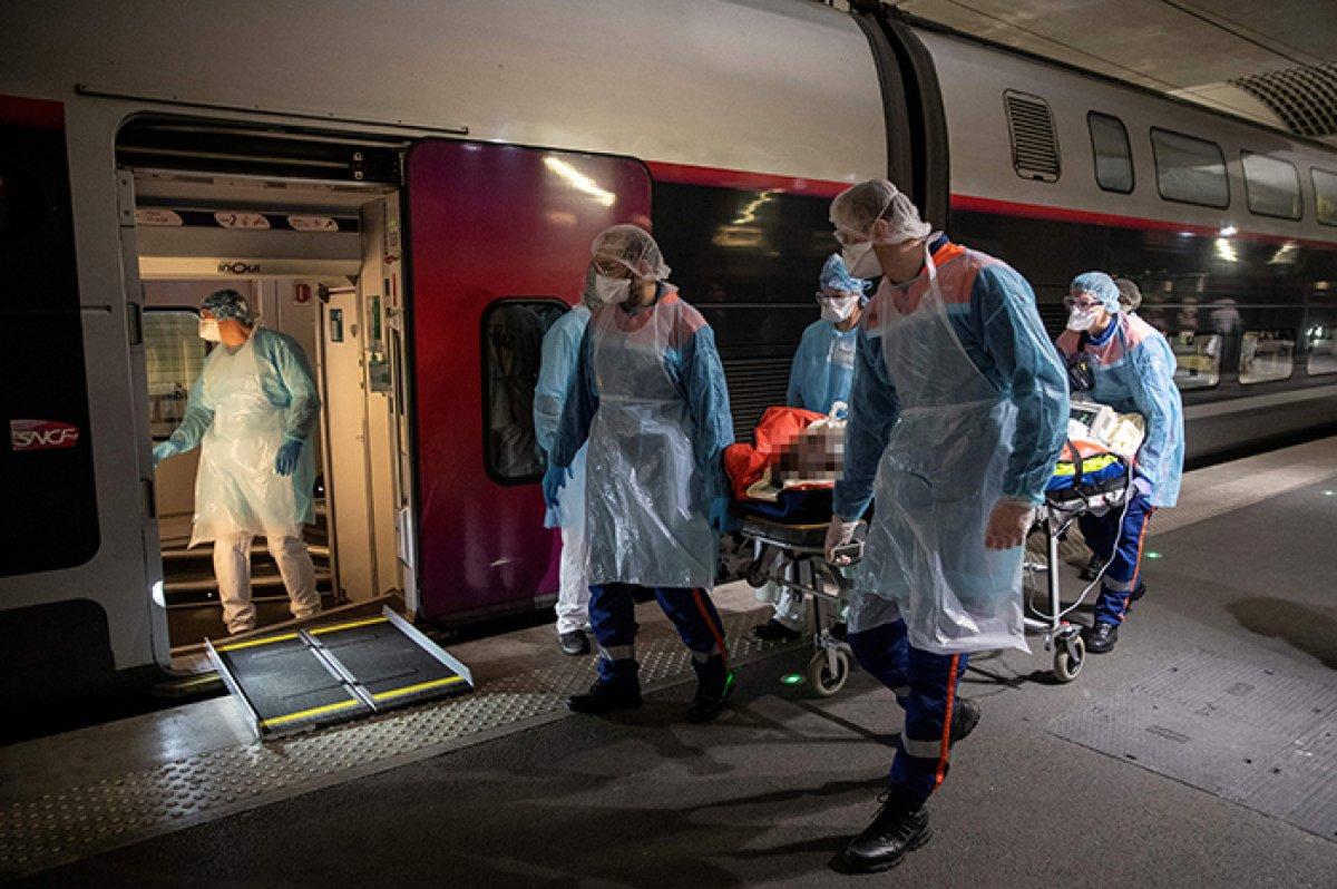 Fransa'da koronavirüs hastaları trenle sevk edildi