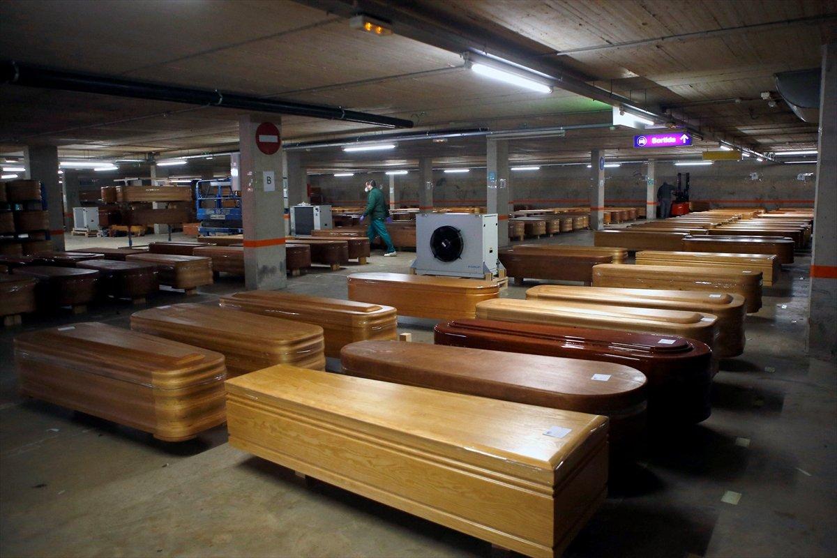 İspanya'da son 24 saatte 932 kişi daha öldü